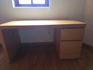 Escritorio de madera con cajones