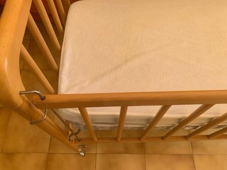 Cuna de madera con colchones