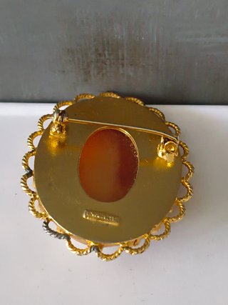 Broche camafeo vintage en tono rojizo