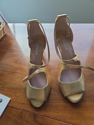 Sandalias doradas Cortefiel