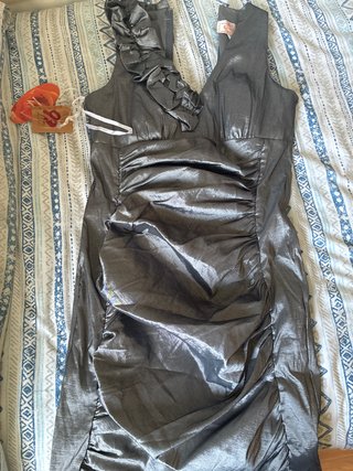 Vestido de fiesta plateado con volantes