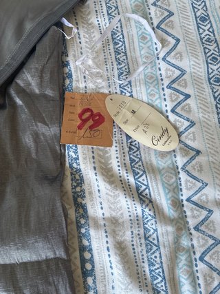 Vestido de fiesta plateado con volantes