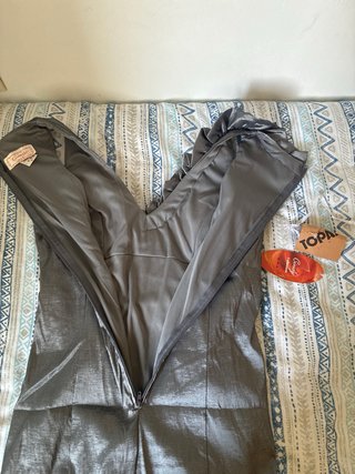 Vestido de fiesta plateado con volantes