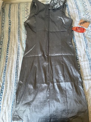 Vestido de fiesta plateado con volantes
