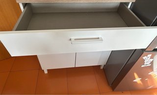 Alacena auxiliar blanca y madera