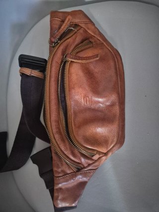 Riñonera de piel marrón