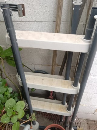 Piscina familiar con depuradora y escalera