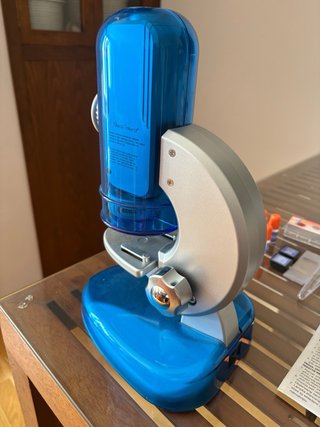 Microscopio infantil azul y plateado