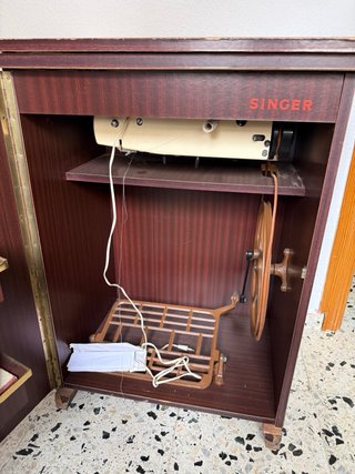 Máquina de coser Singer con mueble