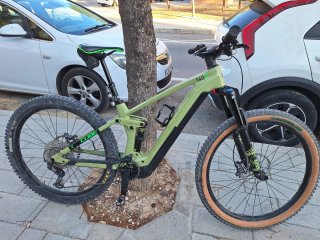 Bicicleta eléctrica Cube verde