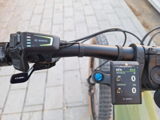 Bicicleta eléctrica Cube verde