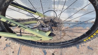 Bicicleta eléctrica Cube verde