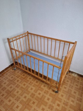Cuna de madera con ruedas