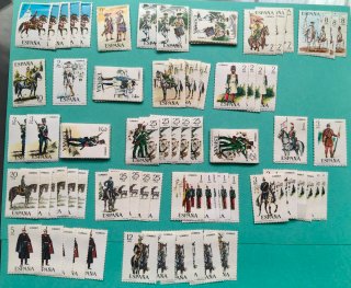 Lote de 104 sellos España uniformes militares