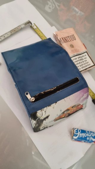 Cartera porta tabaco de piel.