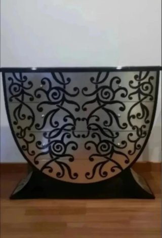 Cómoda diseño curvo con adornos. Comoda moderna.