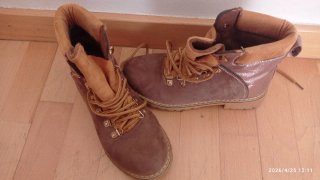 Botas marrones y doradas