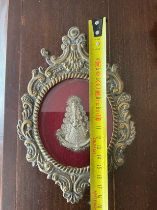 Antiguo relicario con figura religiosa