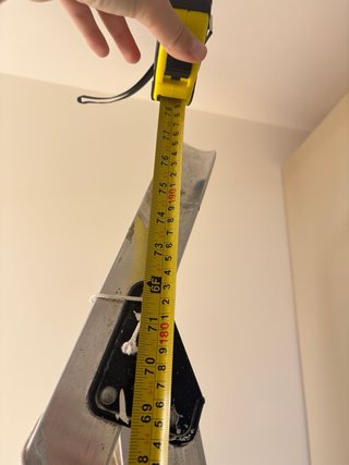 Escalera metálica alta para obras y pintor.