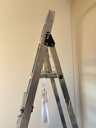 Escalera metálica alta para obras y pintor.