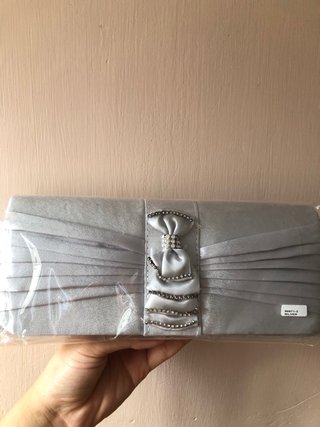 Bolso de fiesta plateado con pedrería