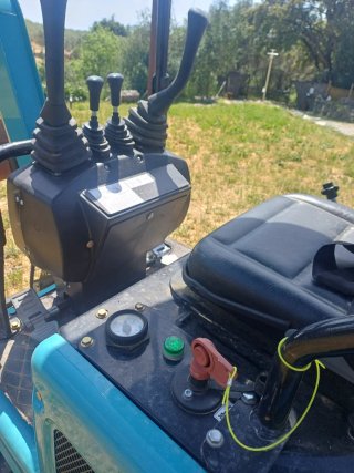 Mini Retroexcavadora Azul