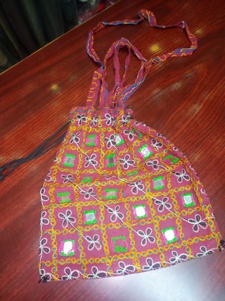 Bolso de tela con espejos y bordados. 30 por 25 cm