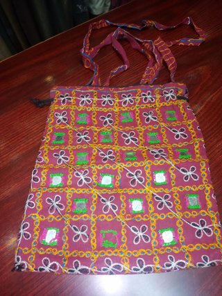 Bolso de tela con espejos y bordados. 30 por 25 cm