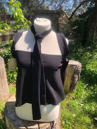 Top nero con fiocco e spalle scoperte