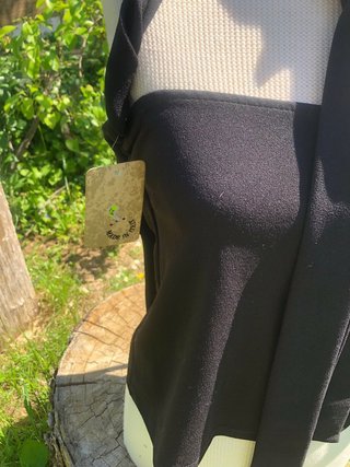 Top nero con fiocco e spalle scoperte