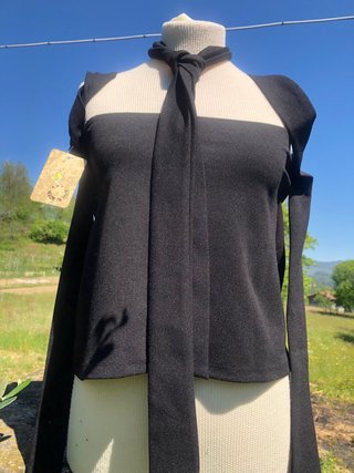 Top nero con fiocco e spalle scoperte