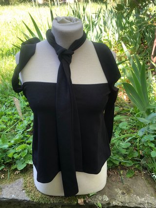 Top nero con fiocco e spalle scoperte
