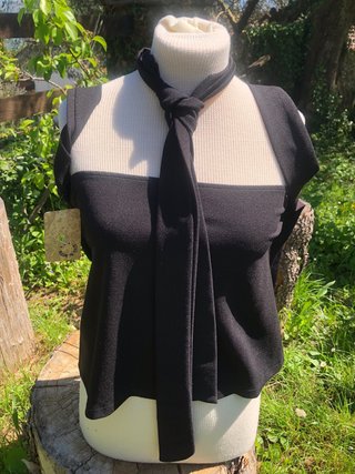 Top nero con fiocco e spalle scoperte