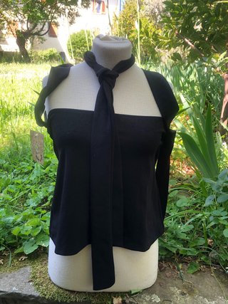Top nero con fiocco e spalle scoperte