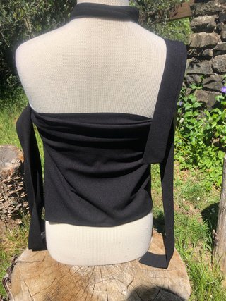 Top nero con fiocco e spalle scoperte