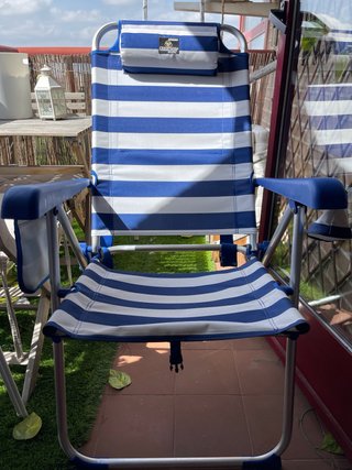 Silla de playa plegable azul y blanca