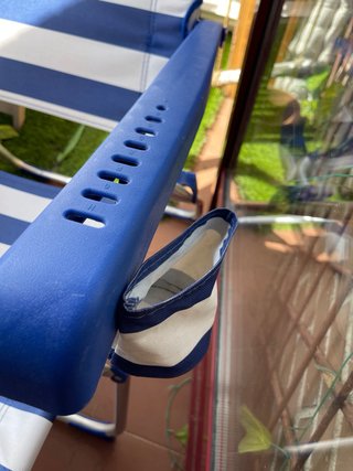 Silla de playa plegable azul y blanca