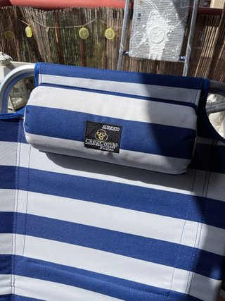 Silla de playa plegable azul y blanca