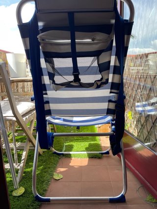 Silla de playa plegable azul y blanca