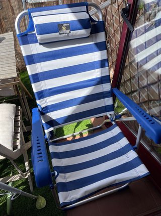 Silla de playa plegable azul y blanca