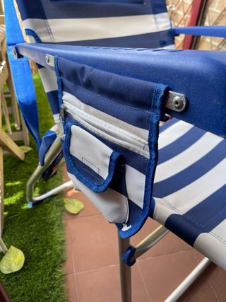 Silla de playa plegable azul y blanca