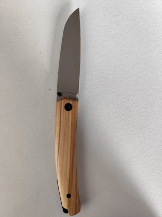 Navaja Petrified Fish Patte V2 con mango de olivo