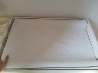 Cambiador de bebé blanco y accesorios