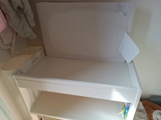Cambiador de bebé blanco y accesorios