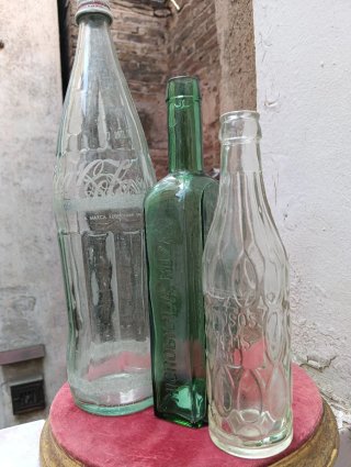 Collezione di bottiglie Coca Cola retrò