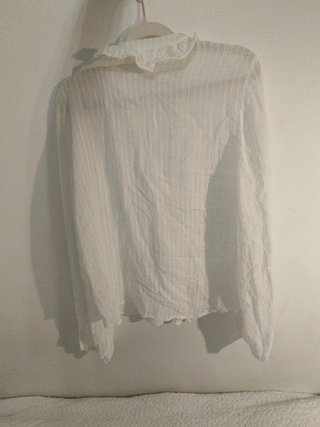 2 Blusas: una negra y otra blanca con Volantes