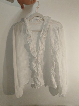 2 Blusas: una negra y otra blanca con Volantes