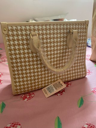 Conjunto bolso y chaleco estampado