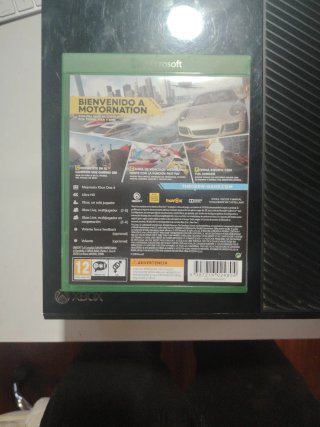 Xbox One 1TB Negra con dos juegos.