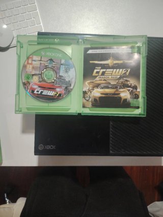 Xbox One 1TB Negra con dos juegos.